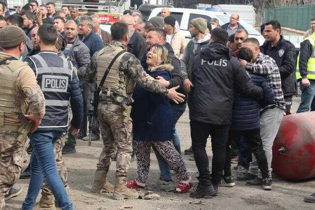 Kahramanmaraş'taki depremde hasar alan metal fabrikası çöktü! 1 ölü, 4 yaralı