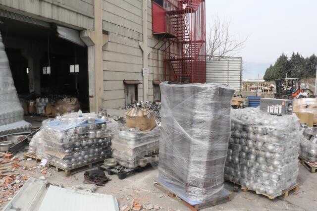 Kahramanmaraş'taki depremde hasar alan metal fabrikası çöktü! 1 ölü, 4 yaralı