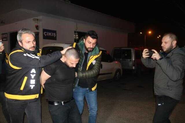 Otomobilin bagajından battaniyeye sarılı cansız beden çıktı! Evine giden polis, ev arkadaşı ve köpeğini de ölü buldu