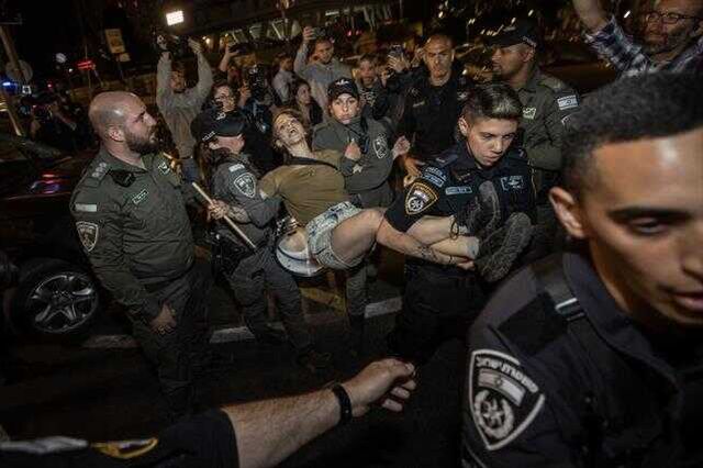 İsrail'de protesto sırasında Netanyahu'nun eşi kuaförde mahsur kaldı