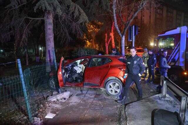 17 yaşındaki sürücü önce refüje ardından ağaca çarptı: 1 ölü, 5 yaralı