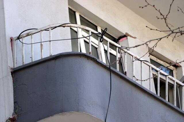 4 KATLI BİNADAN İNTERNET KABLOSUNU İP GİBİ KULLANARAK KURTULMUŞLAR