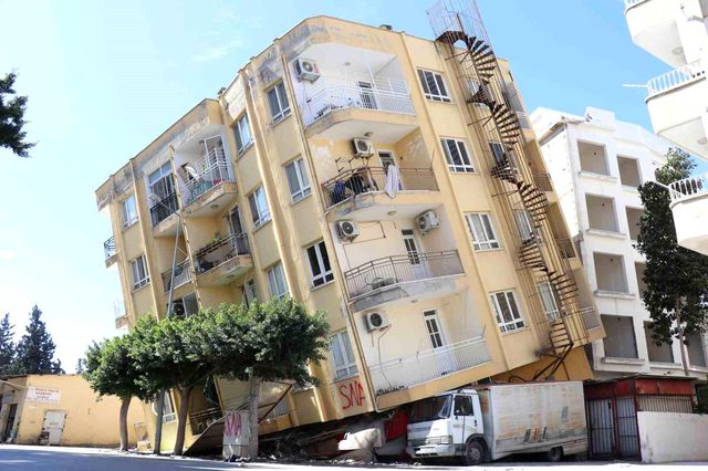 Her an çökebilir: Yan yatan 5 katlı binayı altında kalan kamyonet tutuyor