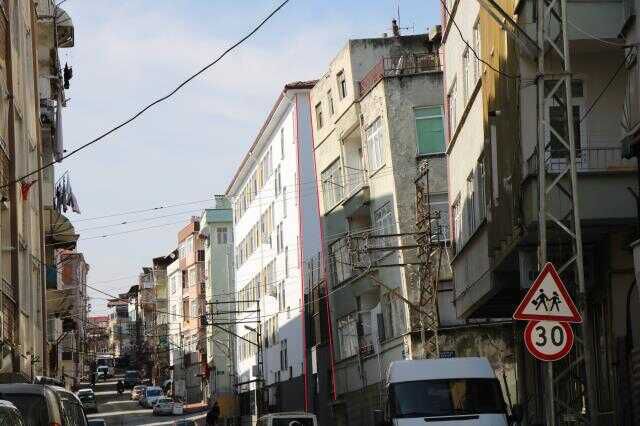 Samsun'da tedirgin eden bina! Yola doğru eğildi ama içinde insanlar var