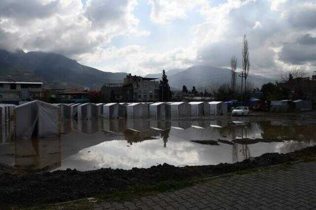 Hatay Payas'ta yağmur, depremzedelere zor anlar yaşattı