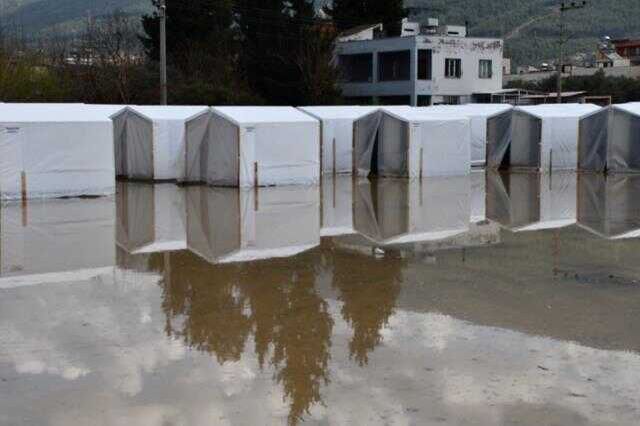 Hatay Payas'ta yağmur, depremzedelere zor anlar yaşattı