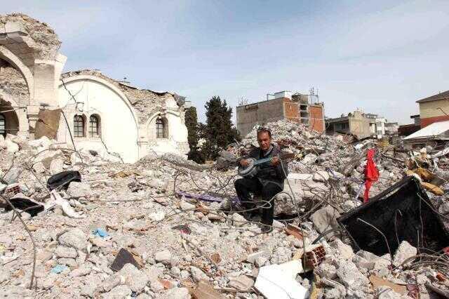 Ünlü bestekar Aziz Çelik, enkazda eserlerini arıyor