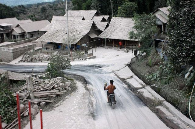 Endonezya'nın Merapi Yanardağı'nda Patlama