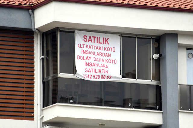 GÜRÜLTÜ YAPAN KOMŞULARINA KIZDI, 'DAHA KÖTÜ İNSANLARA SATILIKTIR' YAZISI ASIP EVİNİ SATIŞA ÇIKARDI