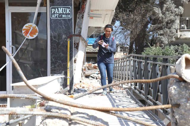 Hatay'da depremzede, ağır hasarlı evine girdiğinde gözlerine inanamadı