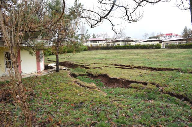 Depremle zemini yaklaşık 1,5 metre çöken tesisler gölün içinde kaldı