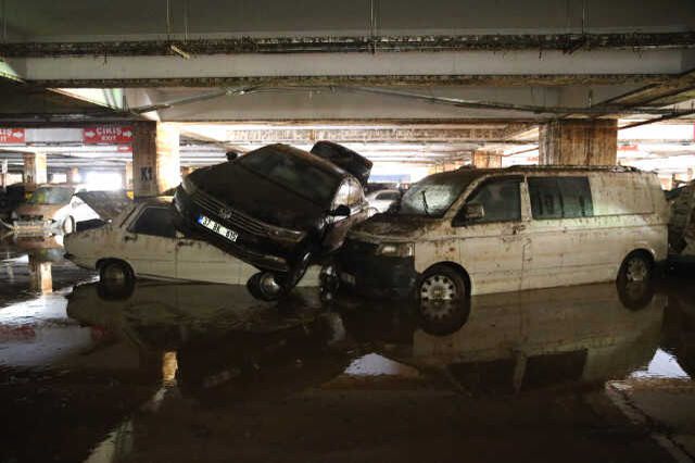Sele teslim olan Şanlıurfa'da otoparklar araç mezarlığına döndü