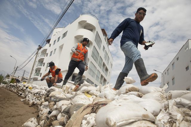 Yaku Kasırgası Peru'da Hayatı Felç Etti