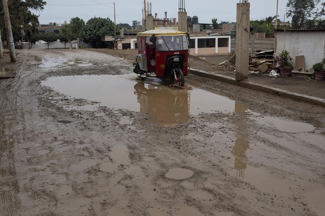 Yaku Kasırgası Peru'da Hayatı Felç Etti