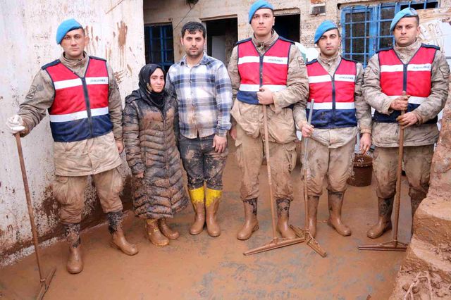 Her şeyi önüne katıp götüren sel suları, genç kızın hayallerini de alıp gitti: Artık evlenemem