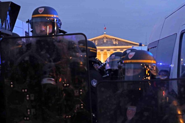 Paris sokakları yangın yeri! Protestocular belediye binasını ateşe verdi