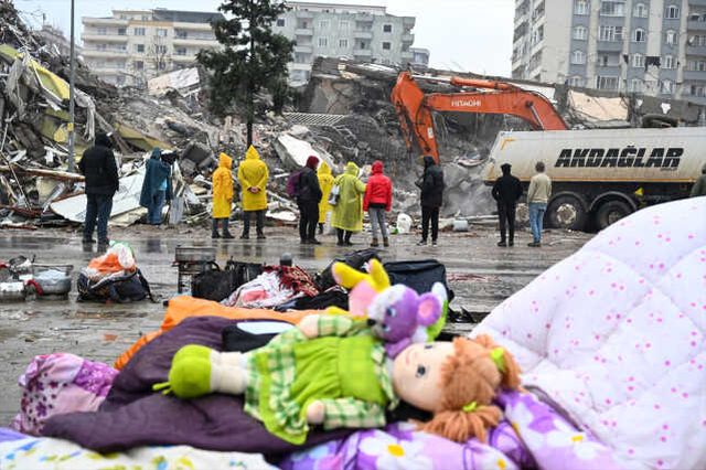 Ebrar Sitesi enkazında evinin anahtarını bulan Lütfiye öğretmen, gözyaşlarına hakim olamadı