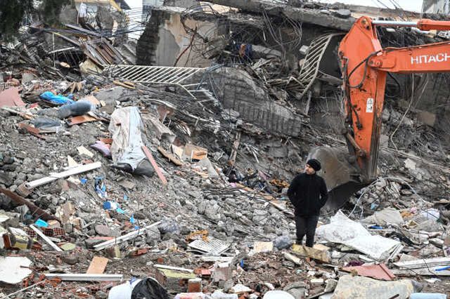 Ebrar Sitesi enkazında evinin anahtarını bulan Lütfiye öğretmen, gözyaşlarına hakim olamadı