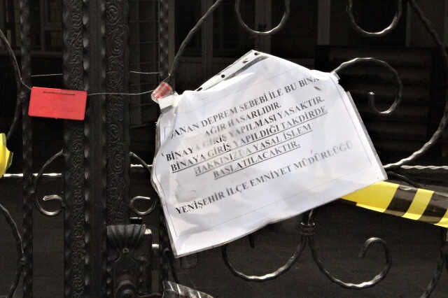 3 apartmanın arasındaki ağır hasarlı caminin minaresi, çevredekileri tedirgin ediyor