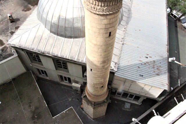3 apartmanın arasındaki ağır hasarlı caminin minaresi, çevredekileri tedirgin ediyor
