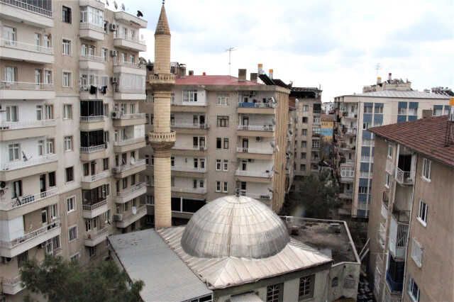 3 apartmanın arasındaki ağır hasarlı caminin minaresi, çevredekileri tedirgin ediyor