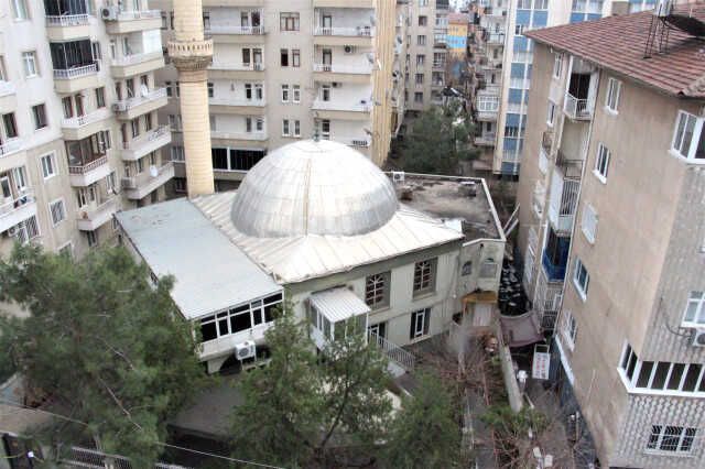3 apartmanın arasındaki ağır hasarlı caminin minaresi, çevredekileri tedirgin ediyor
