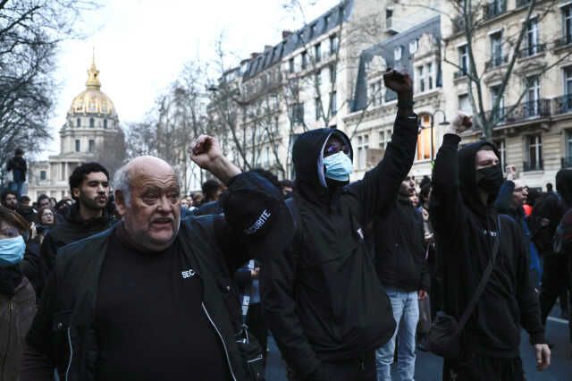 Milyonların katılacağı büyük protesto öncesi tansiyon yüksek! Polis göstericilere önce küfür etti sonra şiddet uyguladı