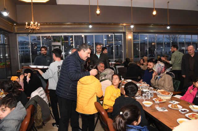 Başkan Asya, ilk iftarı depremzedelerle birlikte yaptı