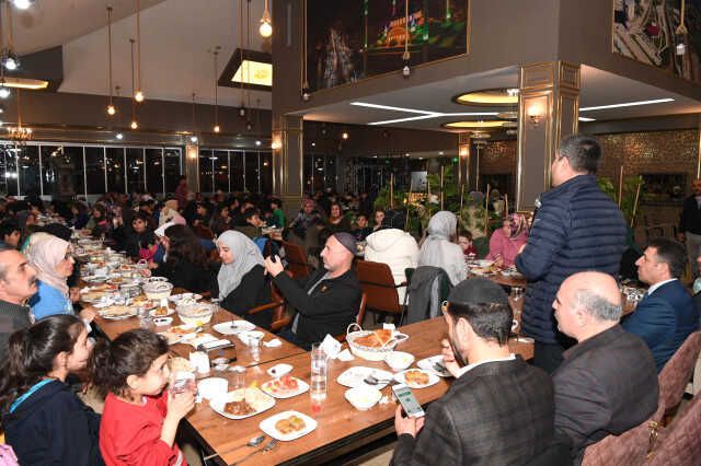 Başkan Asya, ilk iftarı depremzedelerle birlikte yaptı