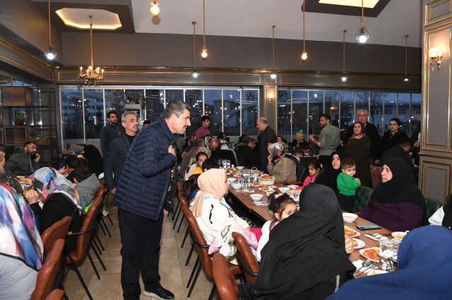 Başkan Asya, ilk iftarı depremzedelerle birlikte yaptı