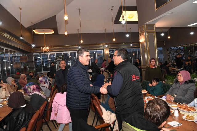 Başkan Asya, ilk iftarı depremzedelerle birlikte yaptı