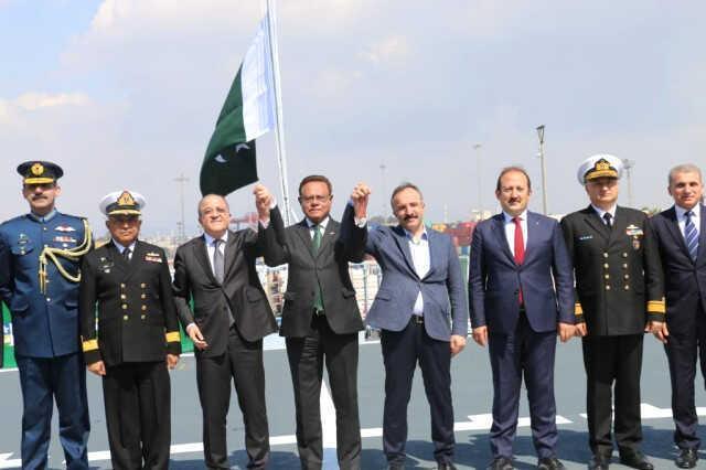 Pakistan'dan deprem yardım malzemesi ile Mersin limanına gelen donanma gemisi Moawin'de, Pakistan'ın milli günü anıldı