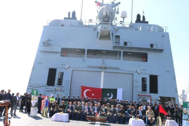 Pakistan'dan deprem yardım malzemesi ile Mersin limanına gelen donanma gemisi Moawin'de, Pakistan'ın milli günü anıldı