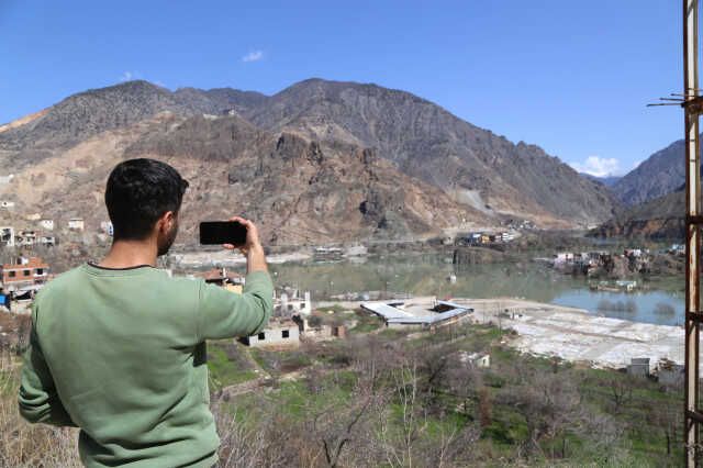 Sular altında kalacak olan ilçede esnaflar dükkanlarını bir daha açmamak üzere kapattı