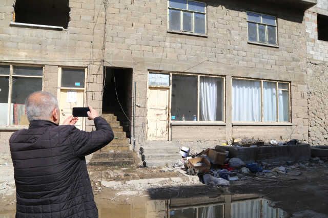 Sular altında kalacak olan ilçede esnaflar dükkanlarını bir daha açmamak üzere kapattı