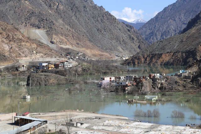 Sular altında kalacak olan ilçede esnaflar dükkanlarını bir daha açmamak üzere kapattı