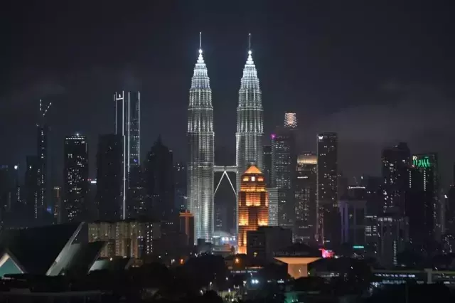 Dünyadaki Simgesel Yapılar Dünya Saati Etkinliği Kapsamında Karanlığa Gömüldü