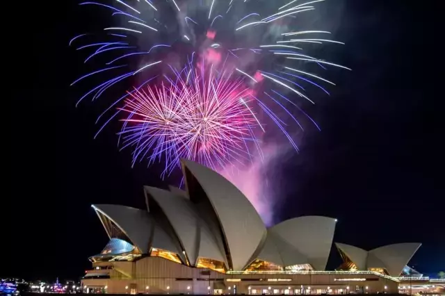 Dünyadaki Simgesel Yapılar Dünya Saati Etkinliği Kapsamında Karanlığa Gömüldü