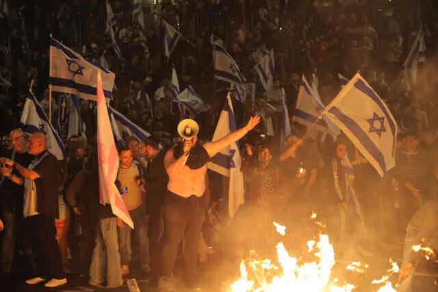 Halkın sokağa indiği İsrail'de Başbakan Netanyahu'dan geri adım! Tartışmalı yargı düzenlemesi ertelendi