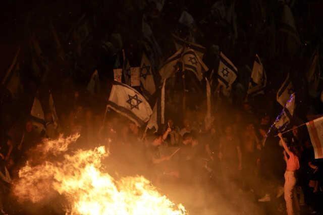 İsrail'de Savunma Bakanı'nın görevden alınmasının ardından sokaklar karıştı