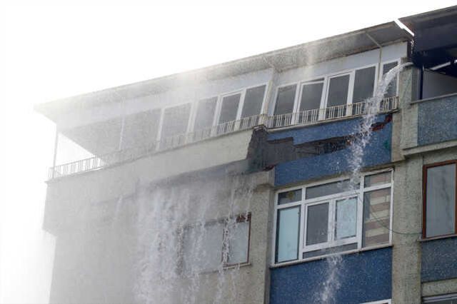 Ana isale hattı patladı, 8 katlı binayı su bastı! Evlerin hali inanılmaz