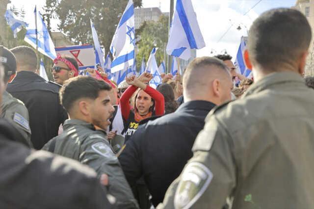 İsrail'de Netanyahu'ya geri adım attıran göstericiler ve talepleri tartışılıyor