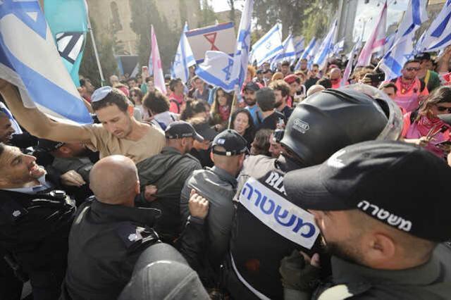 İsrail'de Netanyahu'ya geri adım attıran göstericiler ve talepleri tartışılıyor