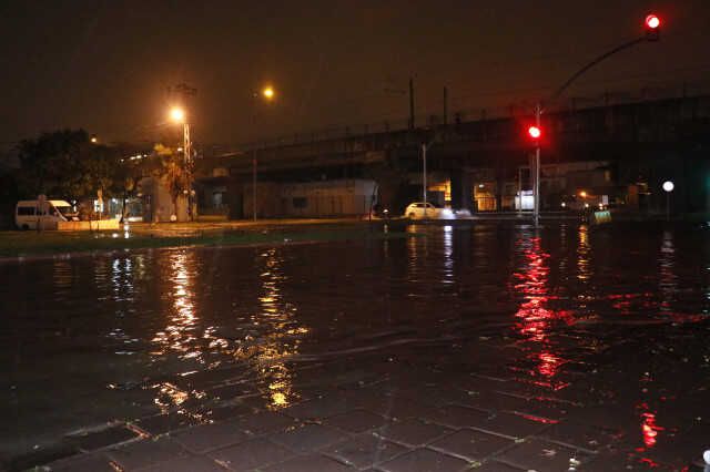 Adana'da gece bastıran sağanak yağış yolları göle çevirdi