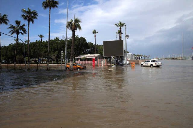 Deprem bölgesi İskenderun'u fırtına vurdu: Denizi taştı, yangın çıktı