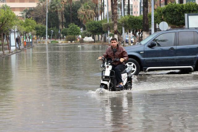 Deprem bölgesi İskenderun'u fırtına vurdu: Denizi taştı, yangın çıktı