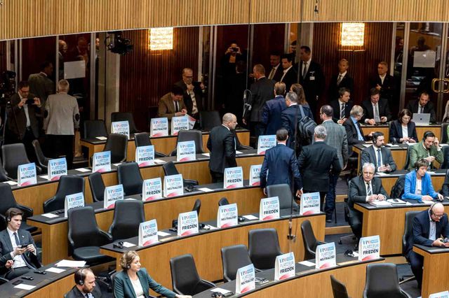 Zelenski'nin Avusturya Ulusal Meclisi'nde yaptığı konuşmaya vekillerin protestosu damga vurdu