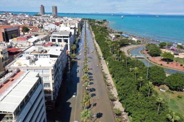 İskenderun'da su altında kalan sahil bandında tahliye çalışmaları sürdü