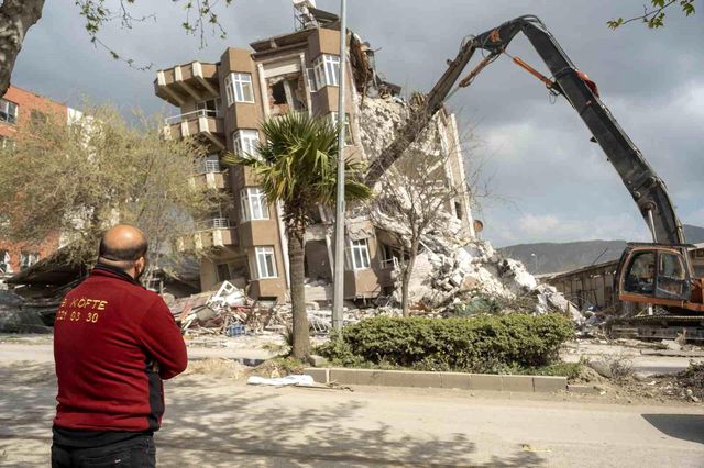 Yağmur sayesinde kurtulduğu binanın yıkılışını gözyaşlarıyla izledi