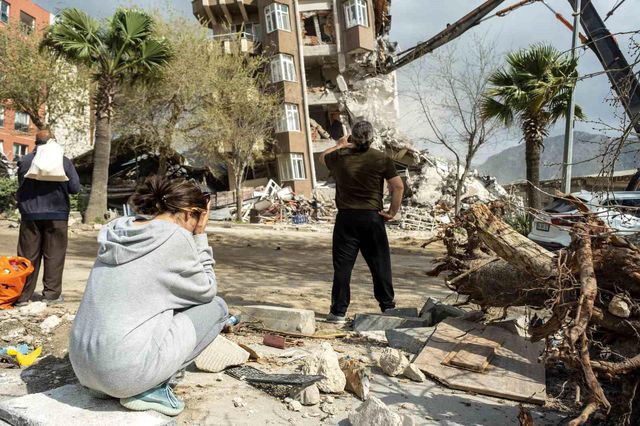Yağmur sayesinde kurtulduğu binanın yıkılışını gözyaşlarıyla izledi